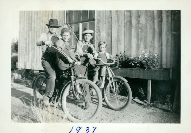 Willis, Dale, Vonnie, Bobby on bikes, 1937
